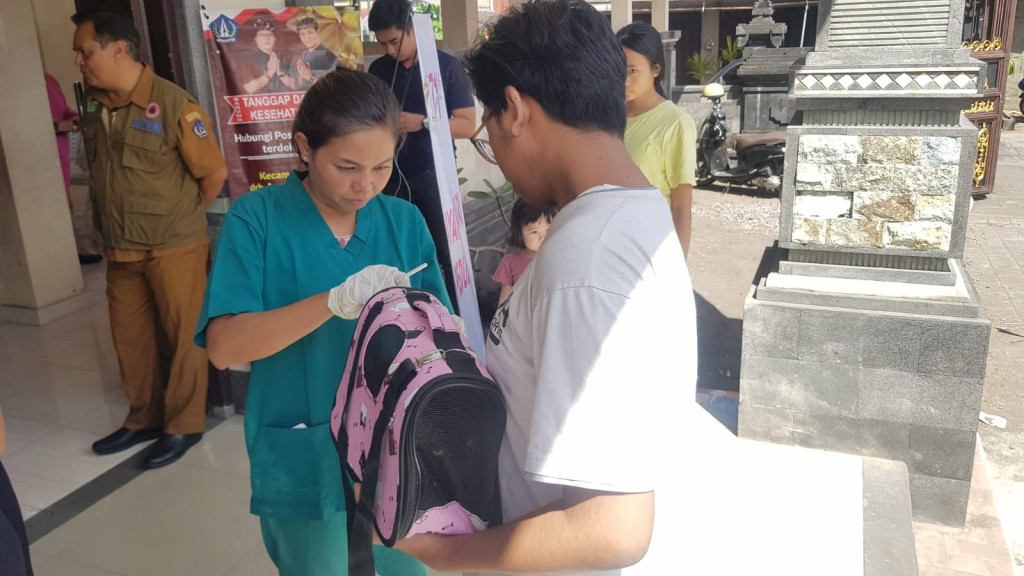 Antusias Masyarakat Desa Dalung Membawa Hewan Peliharaan Mereka Ikuti kegiatan Vaksinasi Rabies